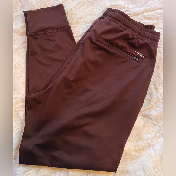 Vuori Men’s Sunday Performance Jogger Oxblood Large - Picture 3 of 4